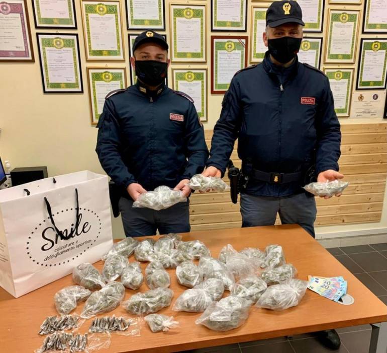 Napoli, sorpresi a spacciare a Scampia: arrestati in due