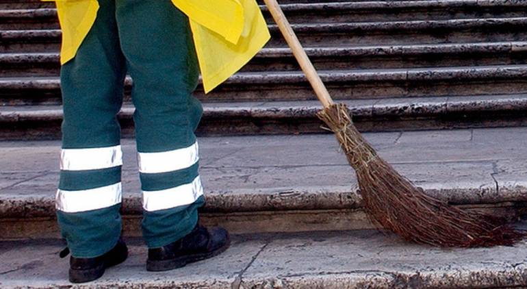 Operatori ecologici trovano portafoglio con carte di credito e 200 euro e lo restituiscono