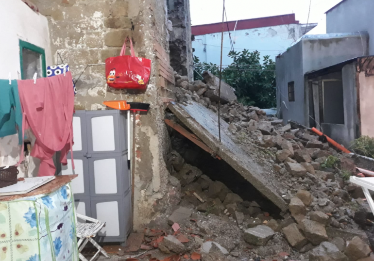 Crolla palazzina a Bacoli: si scava tra le macerie