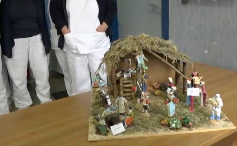 Pastori con mascherine nel presepe dell’ospedale Cotugno di Napoli