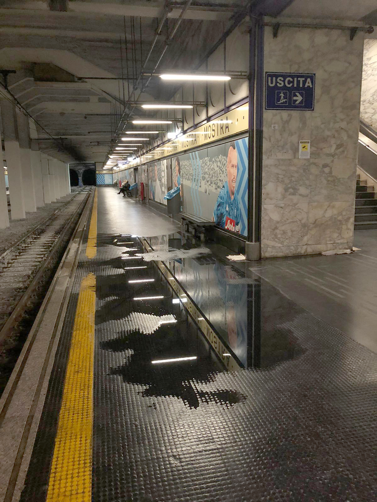 Maltempo a Napoli, piove nella stazione Maradona e ancora nel covid center dell’ospedale del Mare