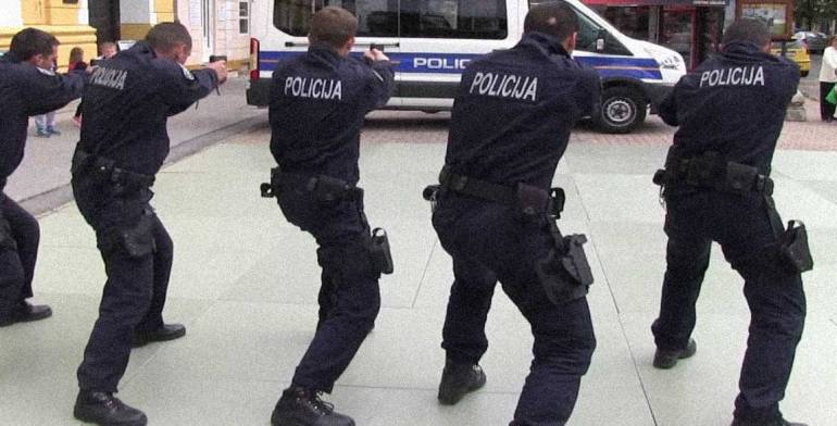 Poliziotti e carabiniere napoletani arrestati: sono stati denunciati da un imprenditore a cui facevano la scorta