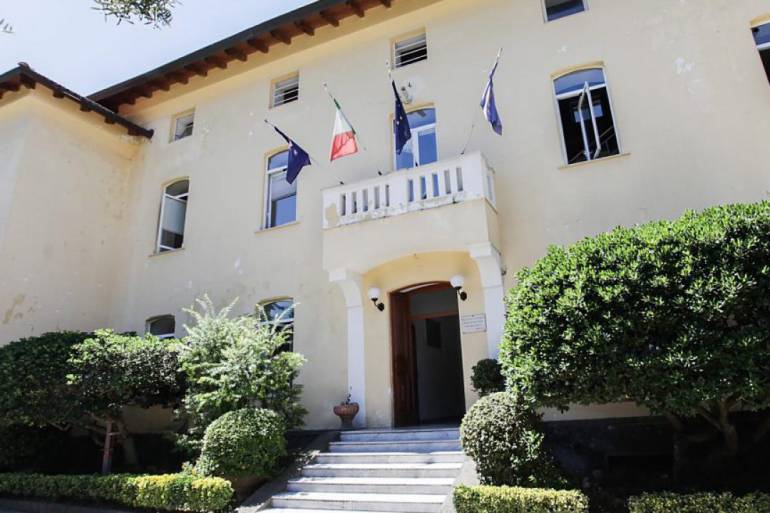 Abusivismo all’Istituto zooprofilattico di Portici: denunciato il direttore