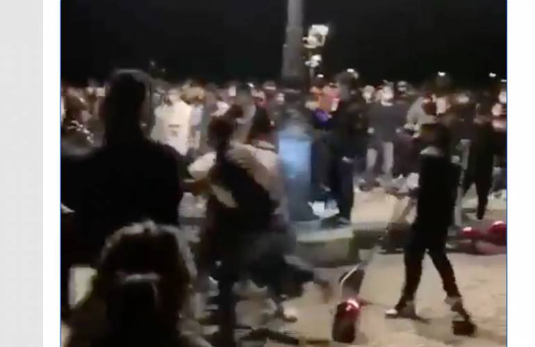 Maxi rissa a Roma tra centinaia di ragazzi senza mascherina: arriva la polizia. Il video virale sul web