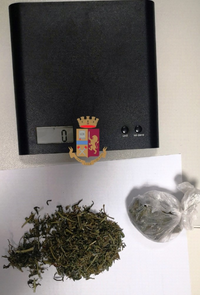 Droga nascosta nel mobile da cucina: denunciato 24enne a Sorrento