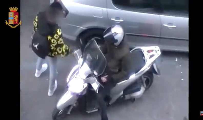 Napoli, in giro in scooter per il rione Vasto a spacciare: arrestato 20enne