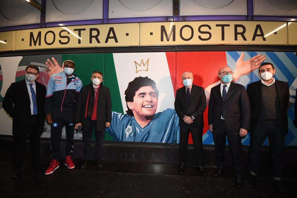 Inaugurata la stazione ‘Maradona’ della Cumana: nei murale manca Ferlaino. De Laurentiis: ‘Bisogna inserirlo subito’