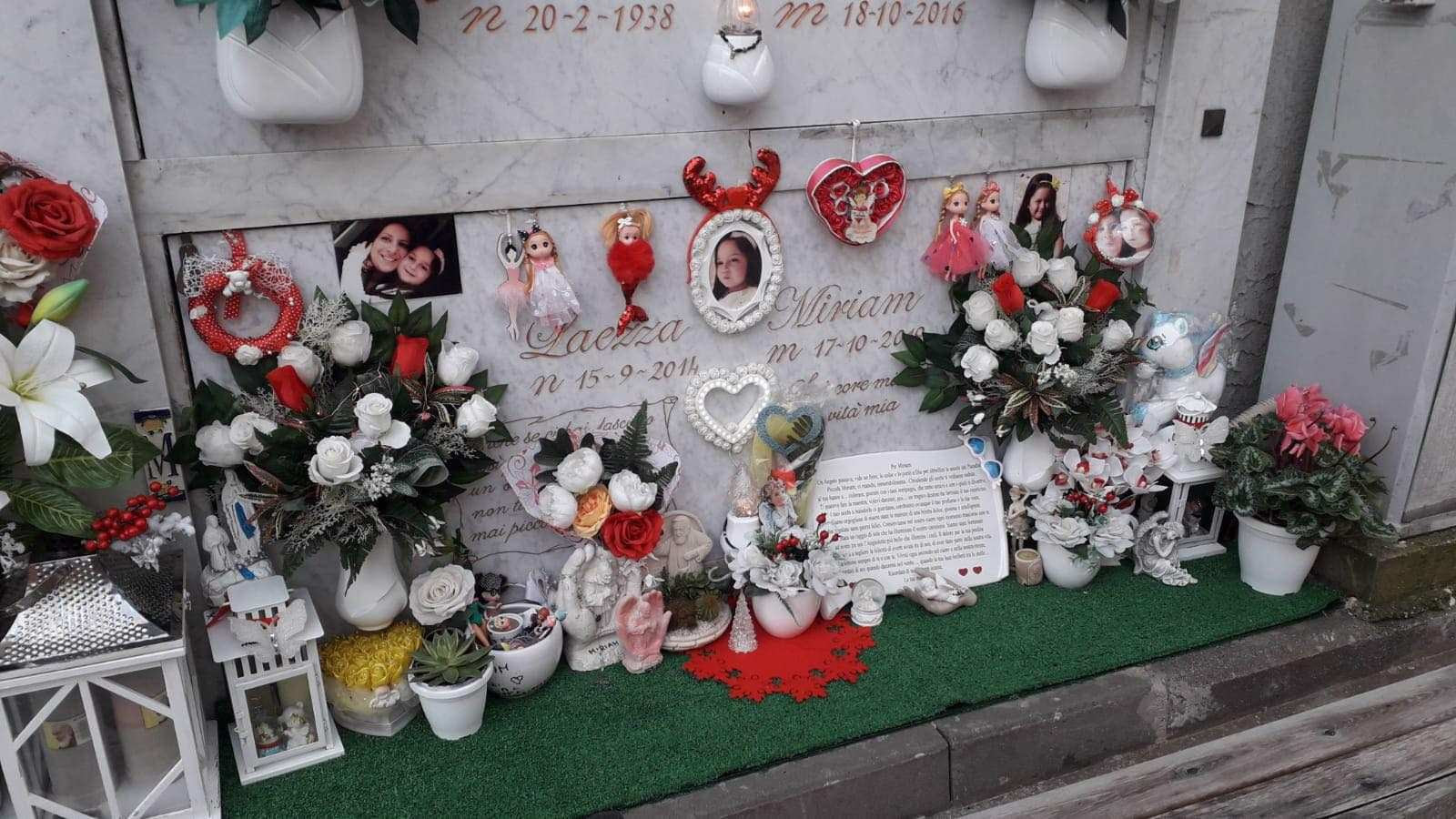 Crispano, rubate le bambole dalla tomba di Miriam, la bambina morta a 5 anni per un malore nel 2019