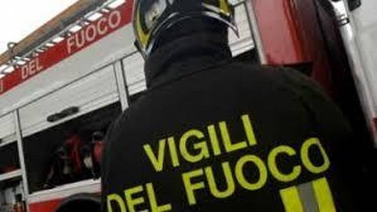Torre del Greco, bruciano lenzuola clochard: vigili del fuoco spengono il rogo