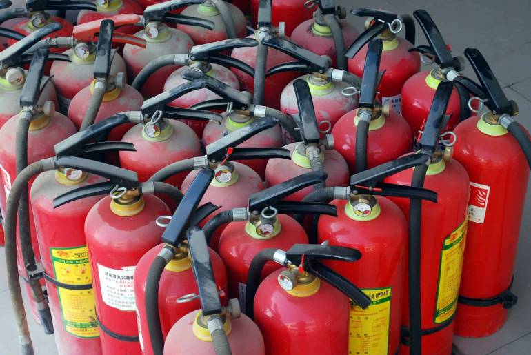 Truffa estintori per la Marina Militare, denunciata ditta di Castellammare