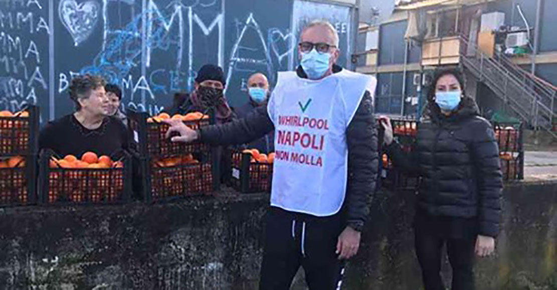 Whirlpool Napoli: i lavoratori dividono i pacchi dono con i bisognosi