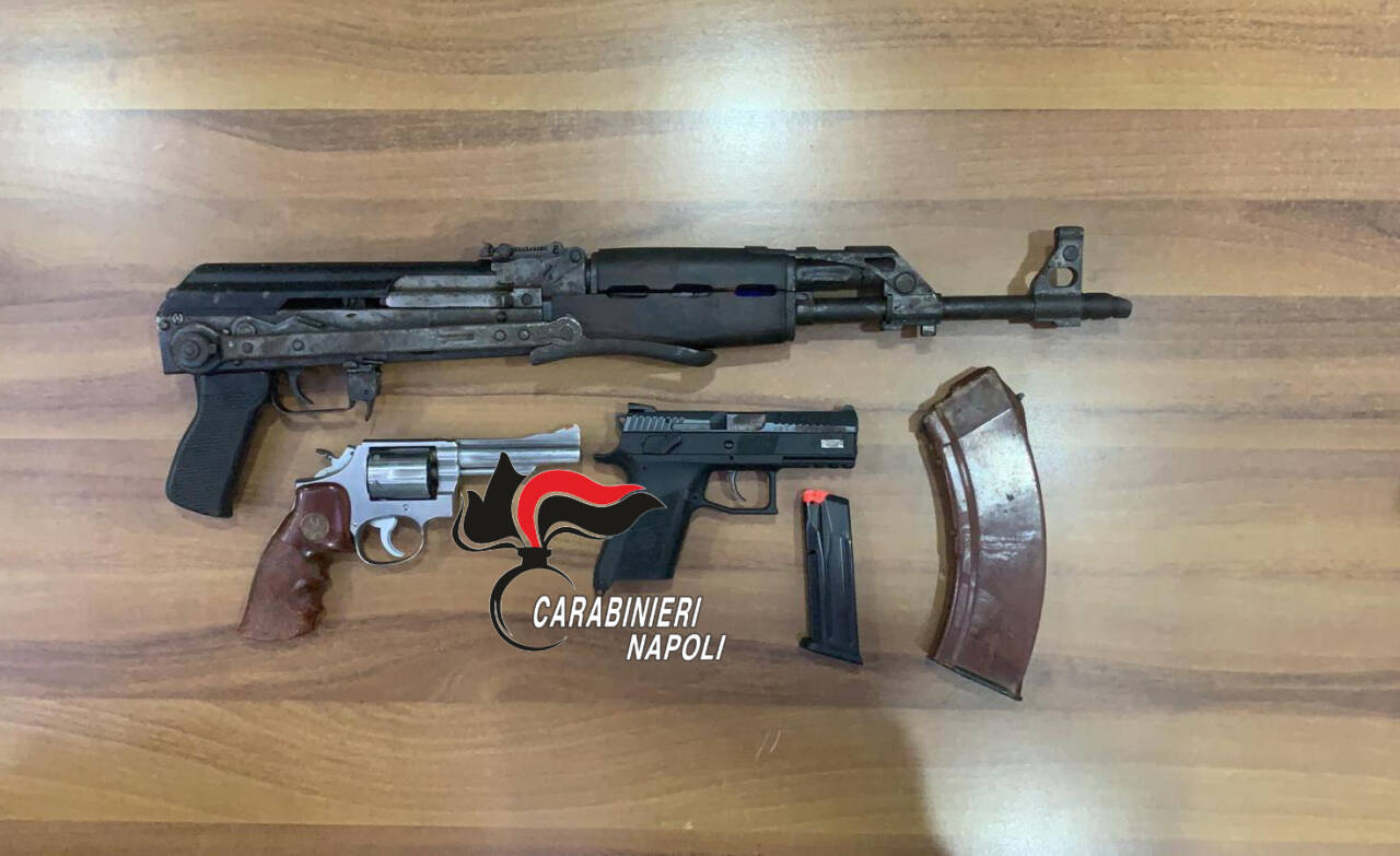 Afragola, i carabinieri sequestrano armi in un deposito, c’è anche un Kalashnikov