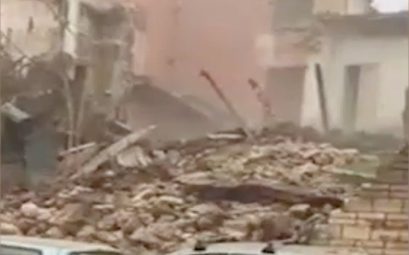Afragola, crolla vecchio edificio davanti a decine di persone