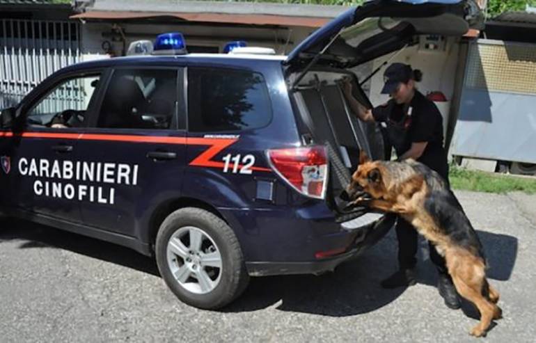 Coppia di Torre Annunziata nascondeva droga in camera da letto: finisce in carcere