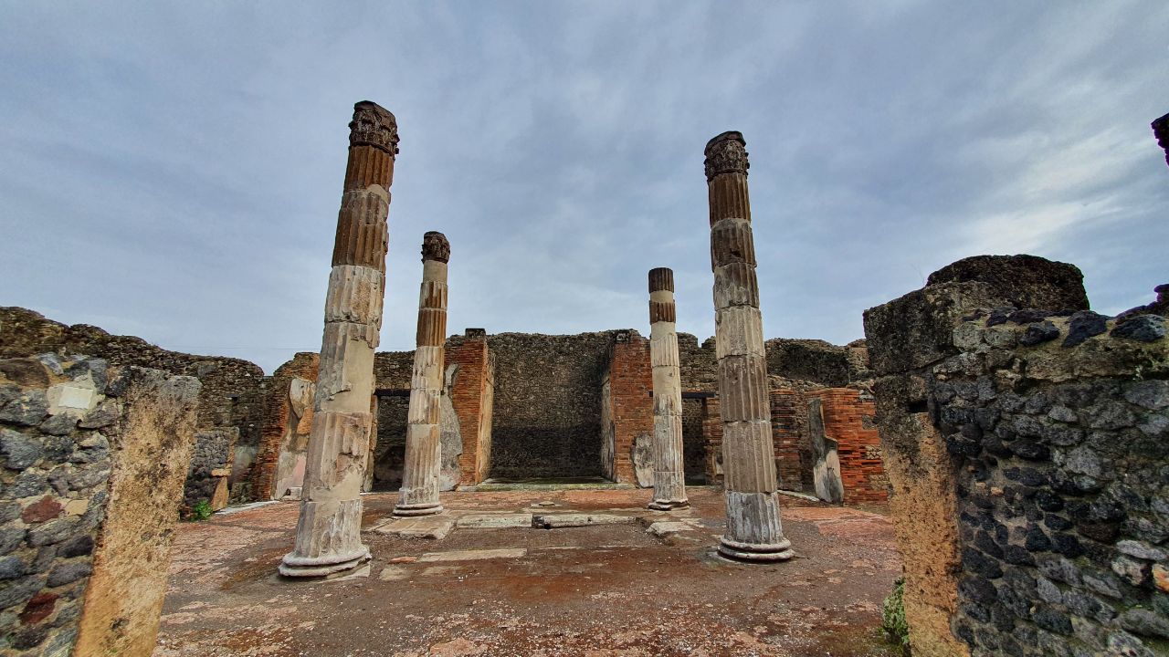 Pompei: il restauro delle colonne della Casa del Fauno. Il video