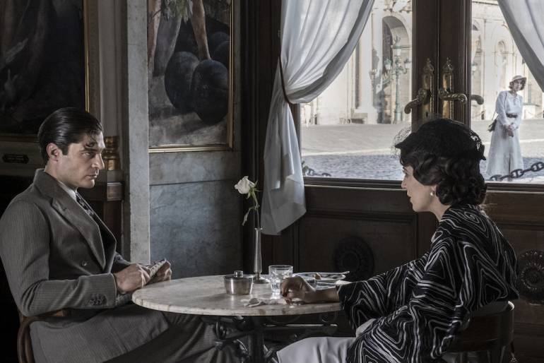 ‘Il Commissario Ricciardi’ nella Campania anni ’30. Le foto di scena e il backstage