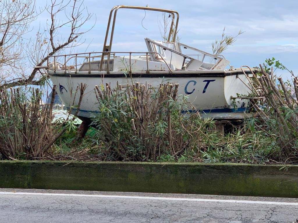 Ischia, una barca ritrovata tra le aiuole della superstrada