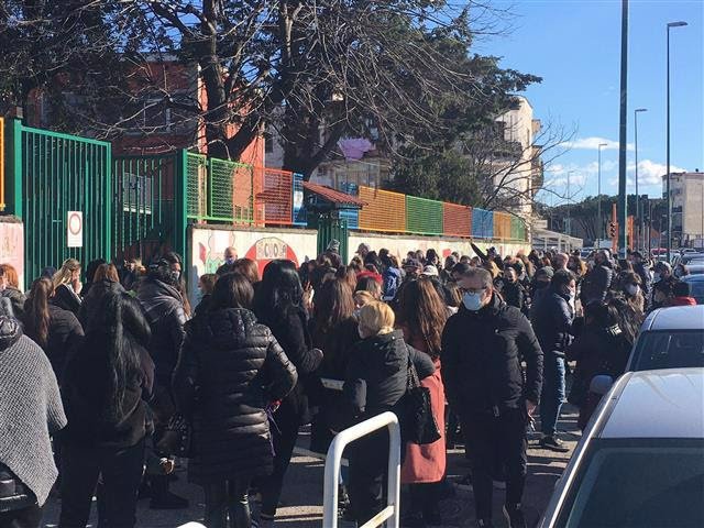 Caos scuole, troppi assembramenti all’esterno degli istituti scolastici in Campania