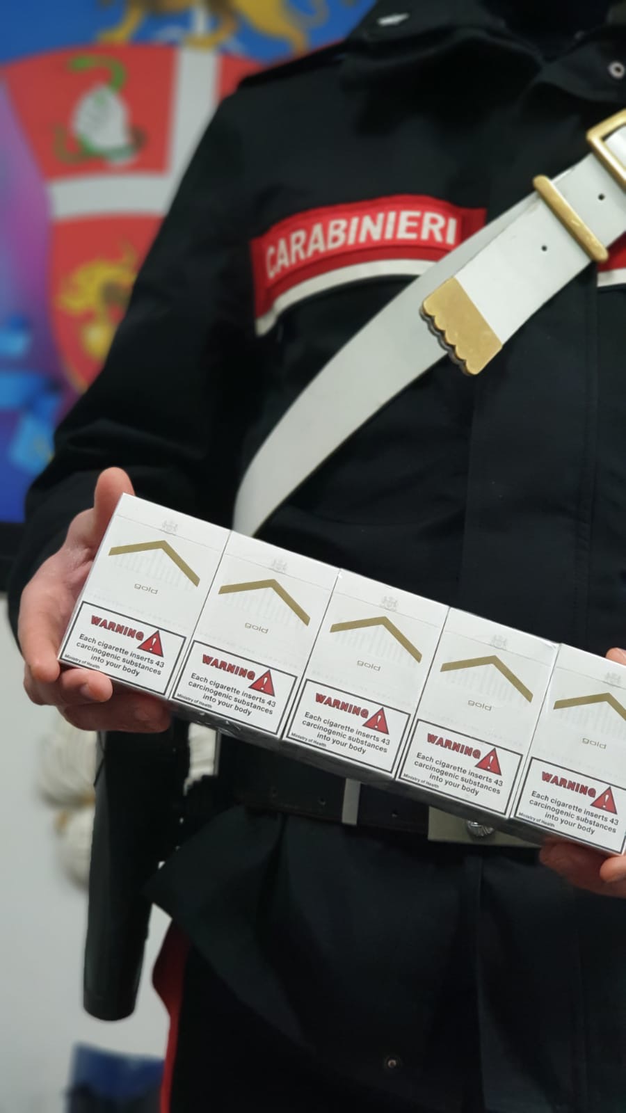 Napoli, aveva 114 stecche di sigarette di contrabbando in casa: denunciata