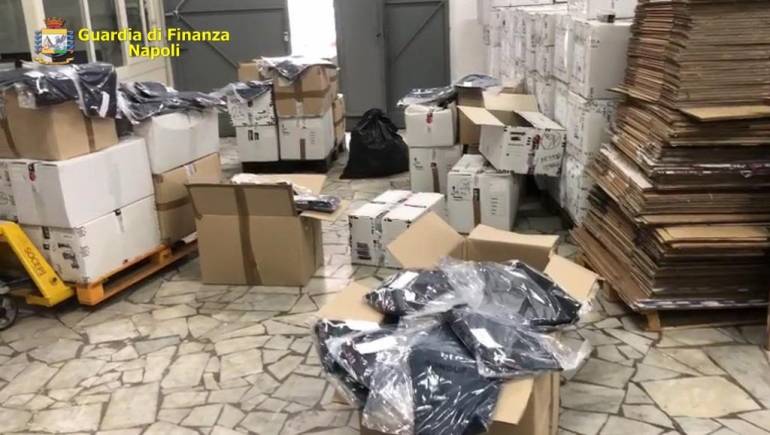 Napoli, scoperta a Scampia fabbrica dei falsi capi di abbigliamento