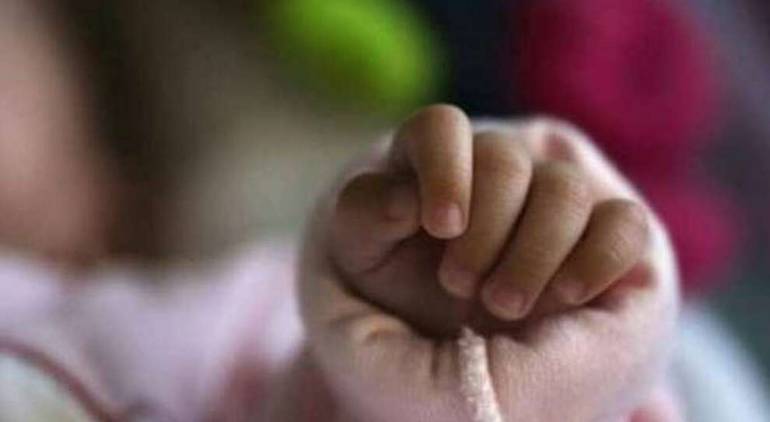 Uccide la figlia di 2 anni poi tenta il suicidio: arrestata