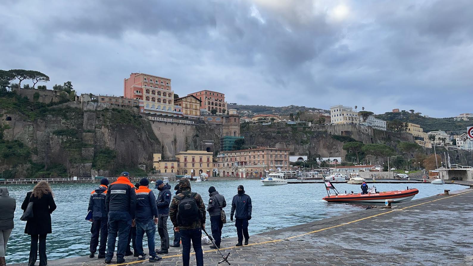La balena spiaggiata a Sorrento trasferita a Napoli per necroscopia
