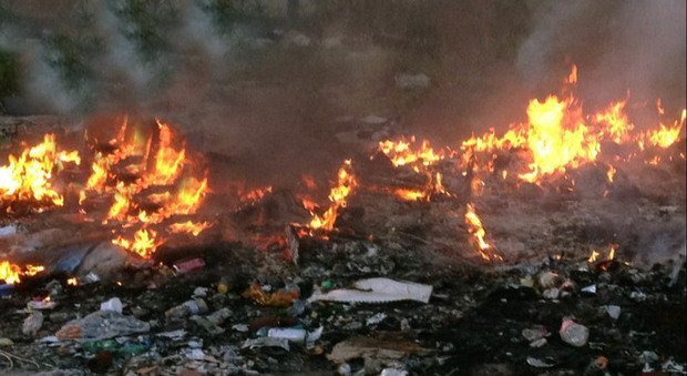Brucia i rifiuti e tenta di appiccare anche il fuoco a delle auto: rischia il linciaggio a Battipaglia