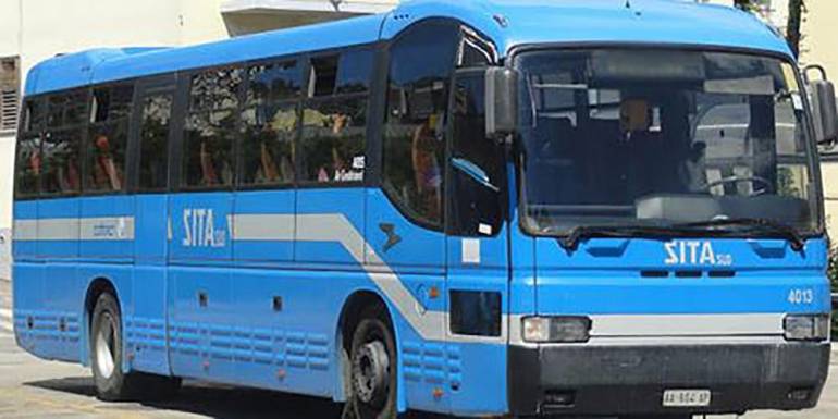 Napoli, senza biglietto sul bus, si rifiutano di scendere: denunciati