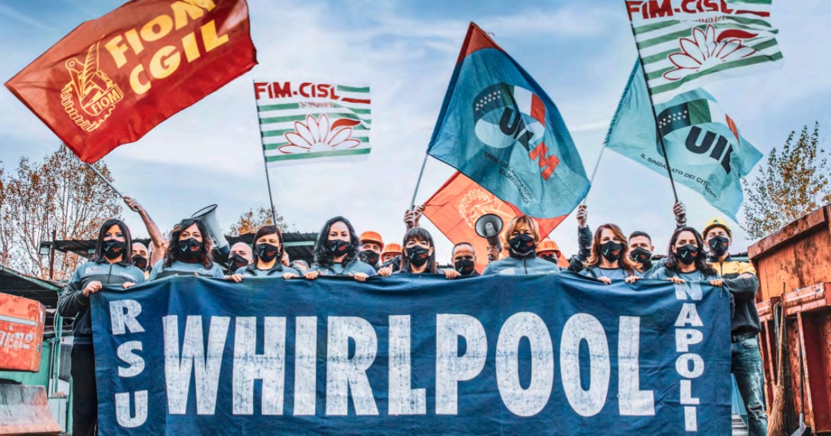 Whirlpool: a Napoli manifestano in 200, anche attori e rider