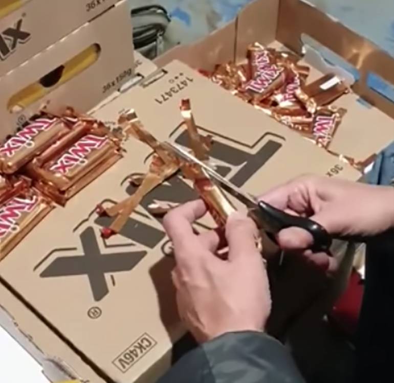 Napoli, arriva la Befana: rivenditore taglia le date di scadenza dai prodotti destinati alle calze. IL VIDEO