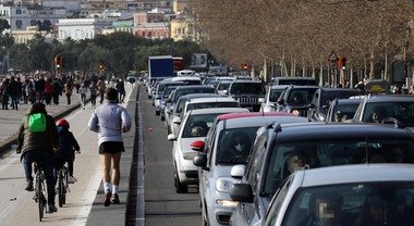 Covid: a Napoli traffico in tilt e folla nelle vie dello shopping