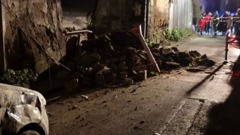 Afragola, crolla un altro vecchio edificio. Ferito un passante
