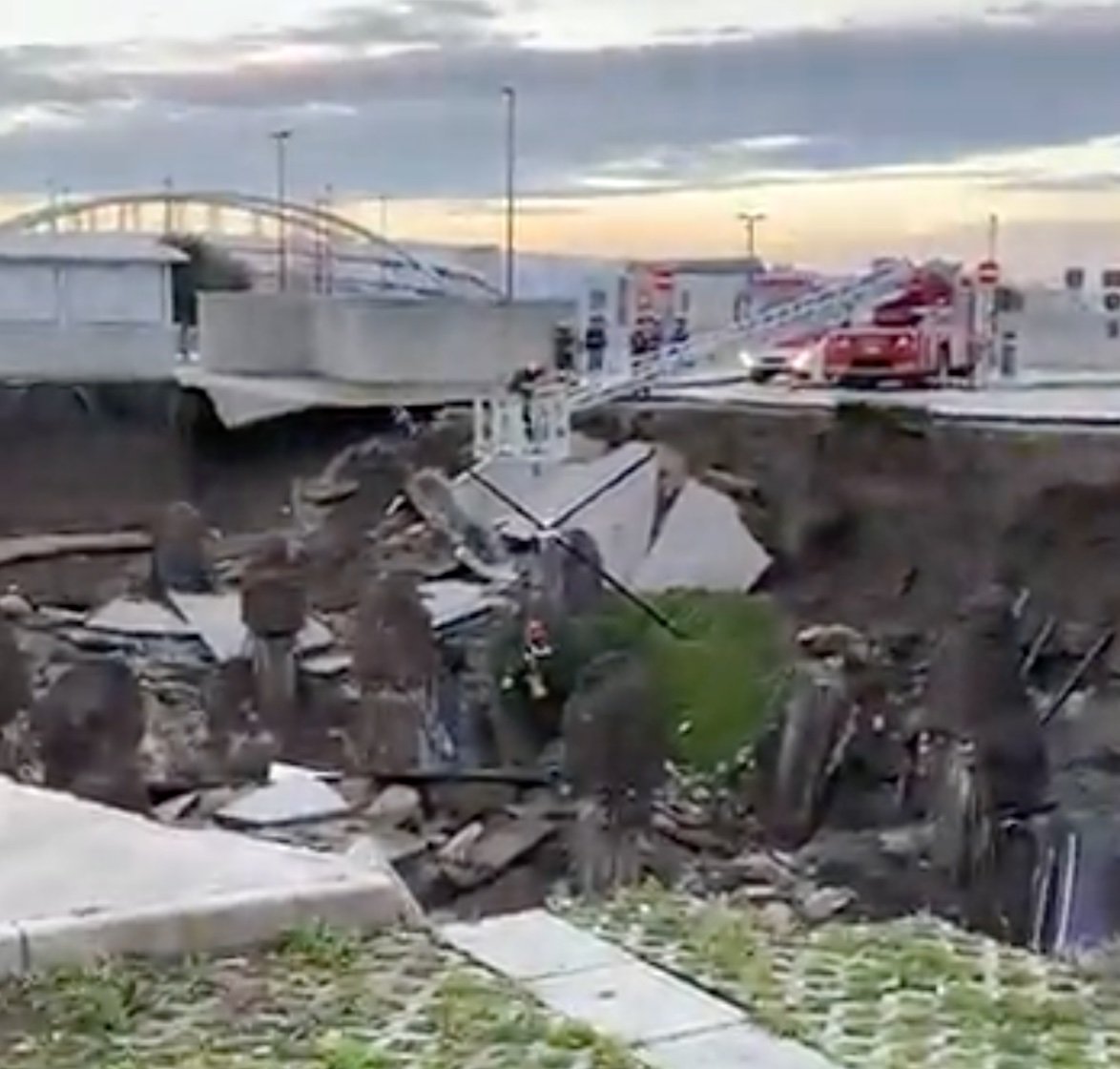 Napoli, esplosione nel parcheggio dell’ospedale del Mare: voragine ingoia alcune auto
