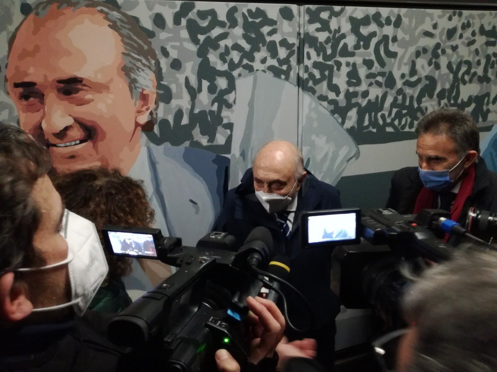 Calcio Napoli, inaugurato il murales dei tre presidenti storici del club