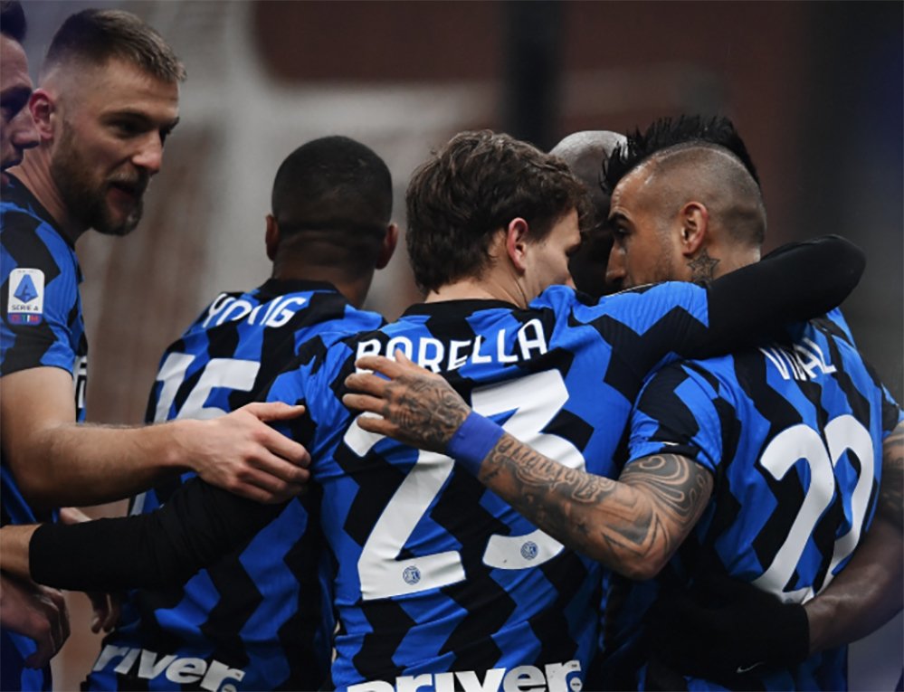 L’Inter stende la Juve e affianca il Milan per una notte: Napoli terzo