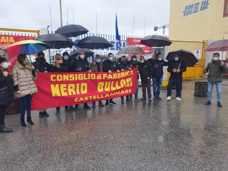 Castellammare, Epifania a presidio della fabbrica per operai Meridbulloni