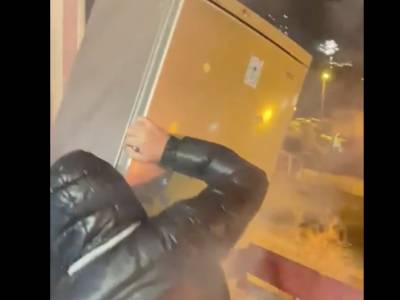 video choc a taranto: bimbo spara dalla finestra. due uomini gettano frigo dal balcone