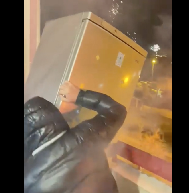 Video choc a Taranto: bimbo spara dalla finestra. Due uomini gettano frigo dal balcone