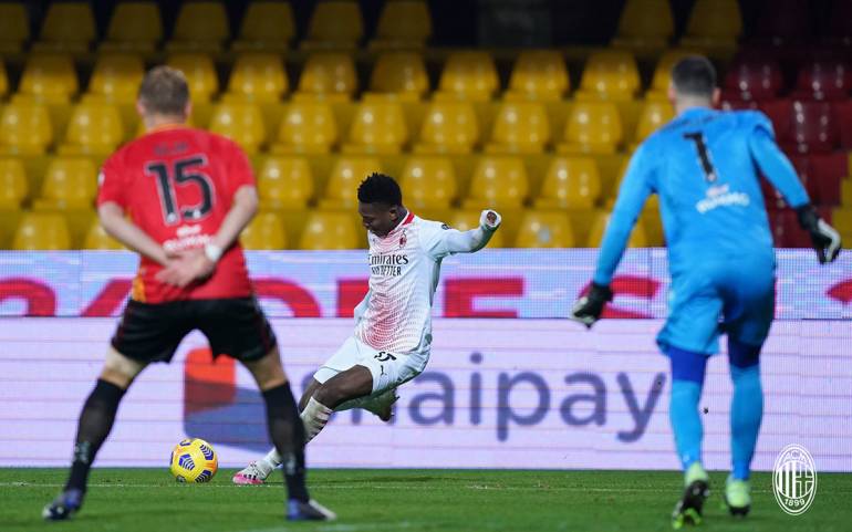Il Milan in 10 fa 2 gol al Benevento e resta primo