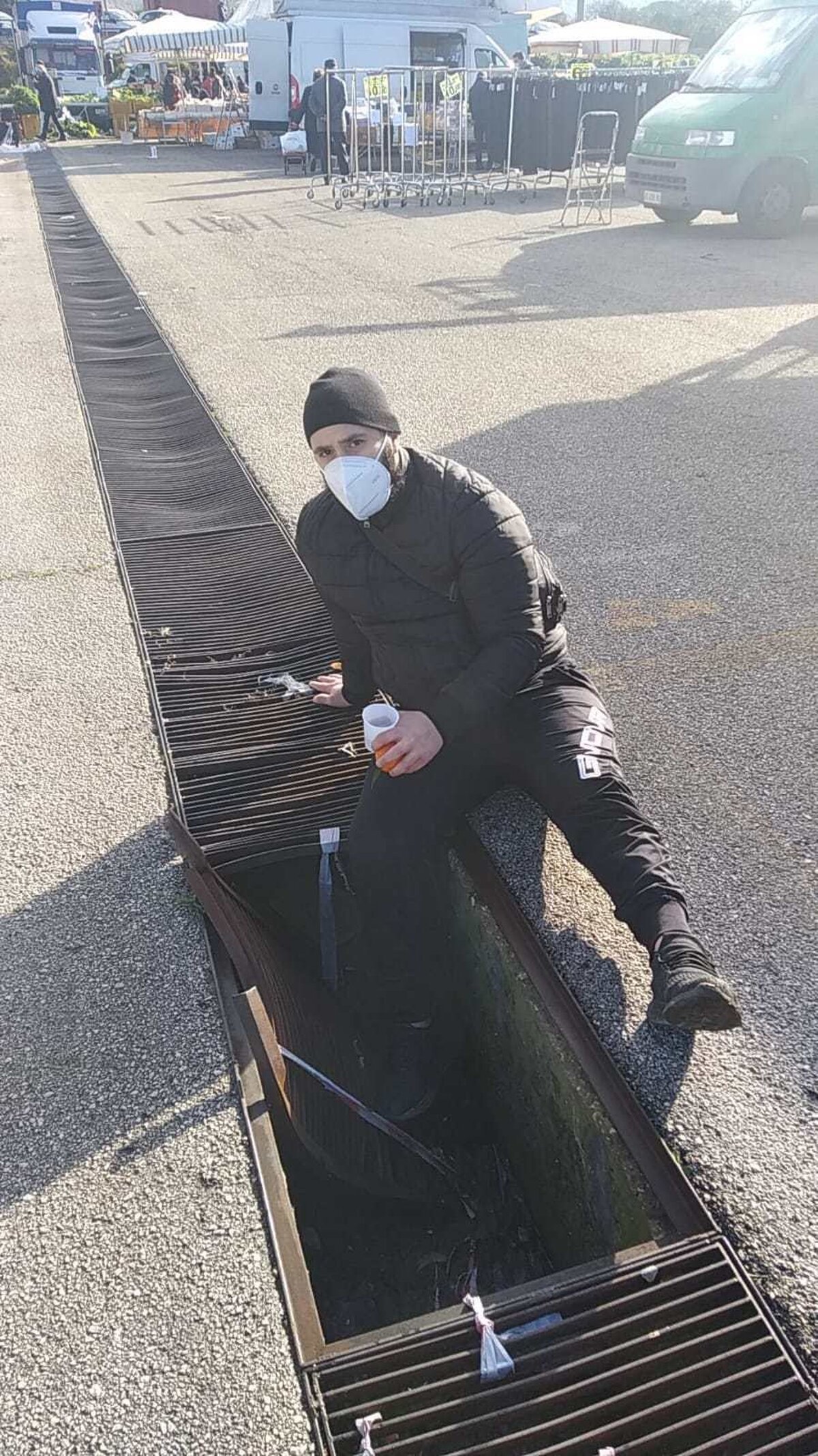 Caserta, grate danneggiate. La denuncia di un cittadino che si è ferito