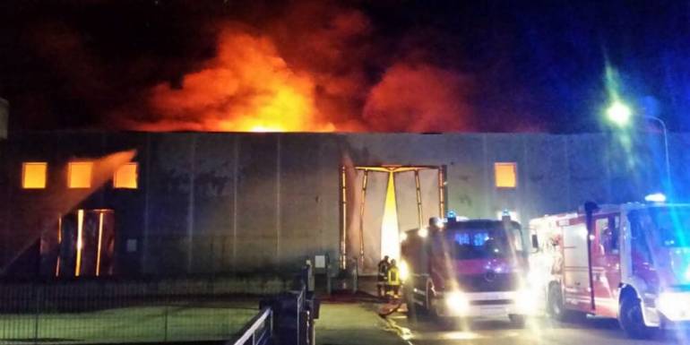 Bottiglia incendiaria contro casa imprenditore nel Casertano: indagano i carabinieri