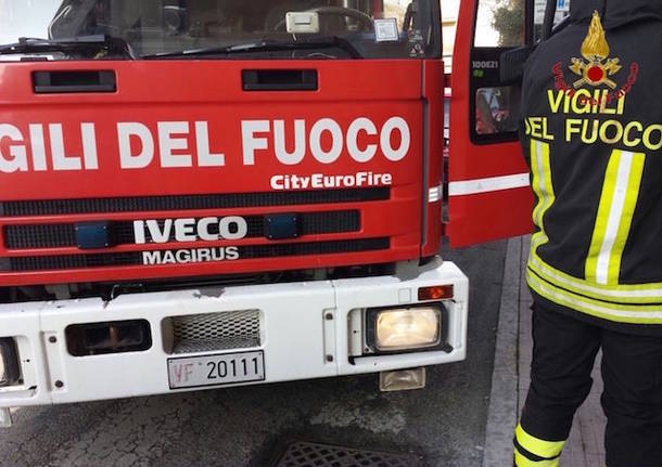 Incendio doloso distrugge negozio abbigliamento in provincia di Salerno, indagini
