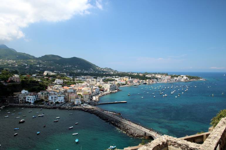 Chiuse per legionella piscine di un hotel a Ischia. A luglio un turista era morto subito dopo le vacanze