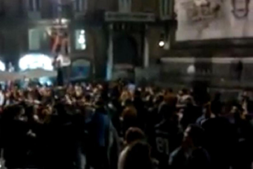 Napoli, assembramenti a Largo San Giovanni Maggiore: 14 denunciati