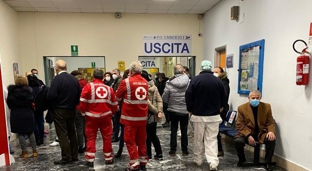 Medici in fila per vaccinarsi, polemiche sul distanziamento nell’ atrio dell’ospedale di Nocera Inferiore
