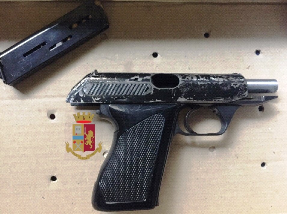 Napoli, agli arresti domiciliari trovato in possesso di un’arma clandestina