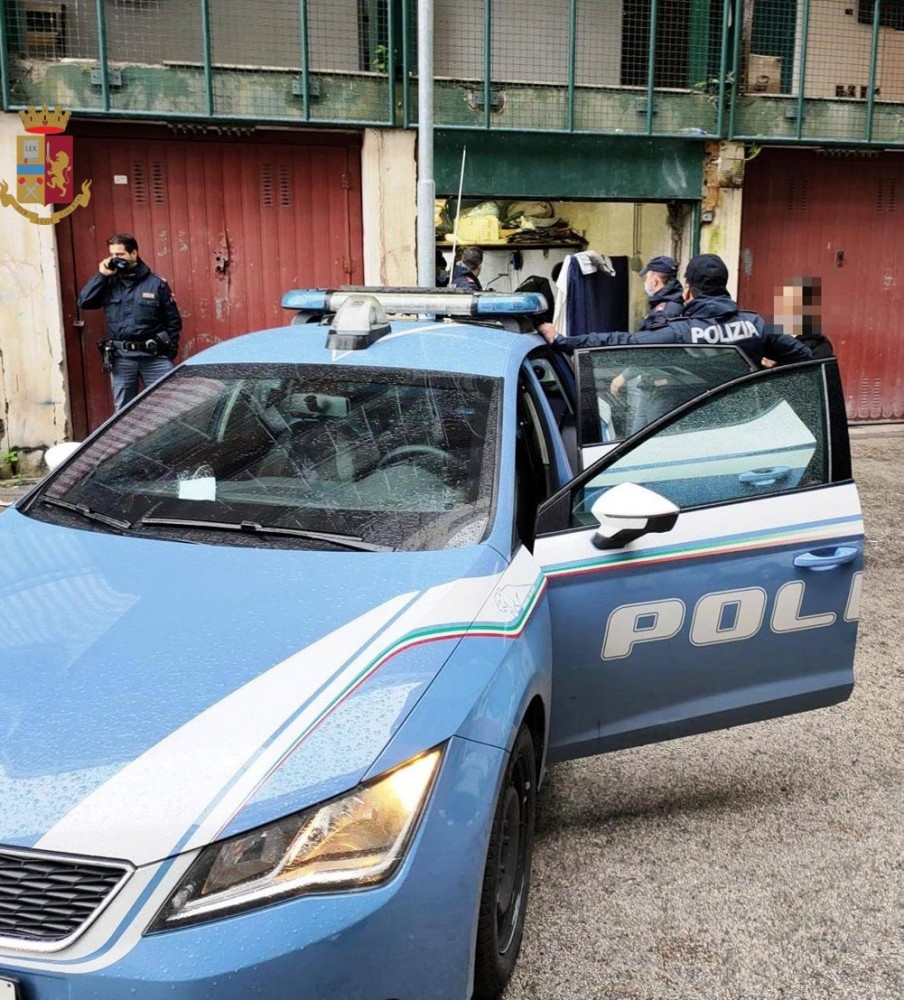 Napoli,  scoperto un laboratorio del falso in un garage: arrestato un 66enne