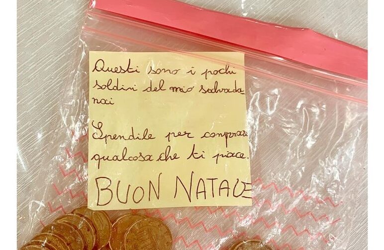 Napoli, un bambino dona tutti i suoi soldi ad una onlus, lasciando un bigliettino con parole toccanti