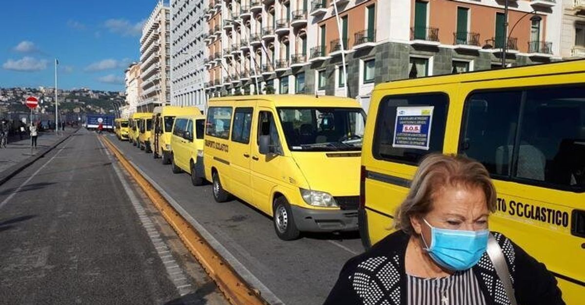 A Napoli sit-in di protesta dei conducenti scuolabus