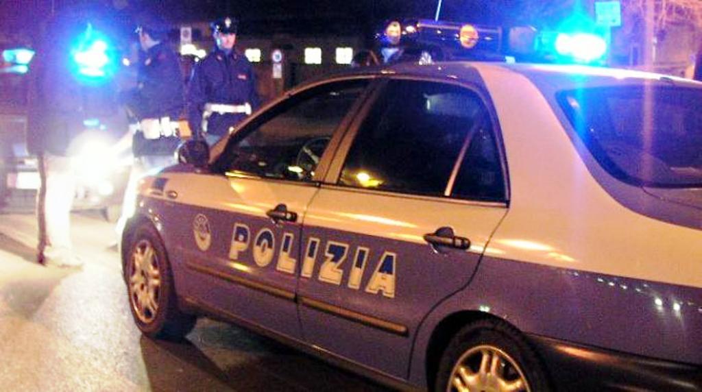 Napoli, coppia rapina un automobilista a Gianturco: arrestata